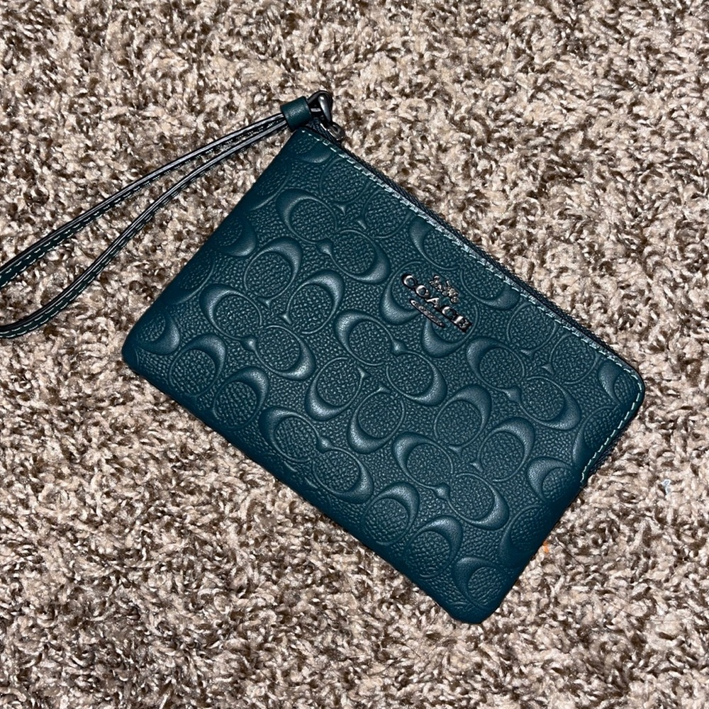 Coach forest green wristlet 💚